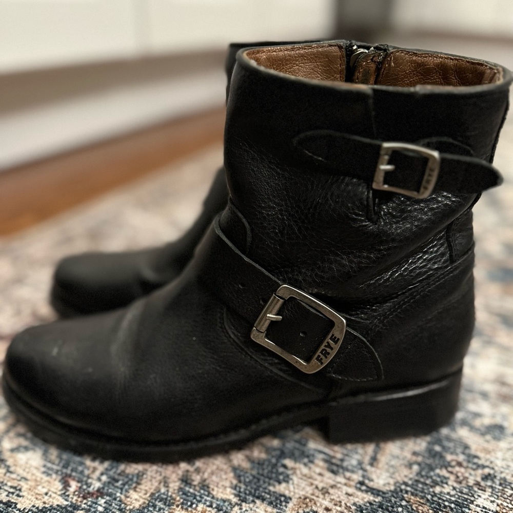 FRYE Women’s Engineer Moto Vicky Boots - size 7
